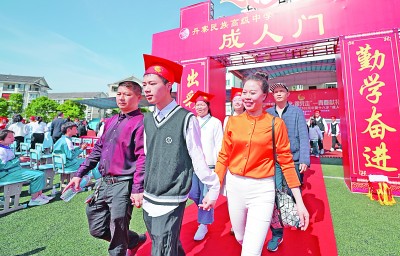 普及高中教育：“强筋壮骨直起腰”