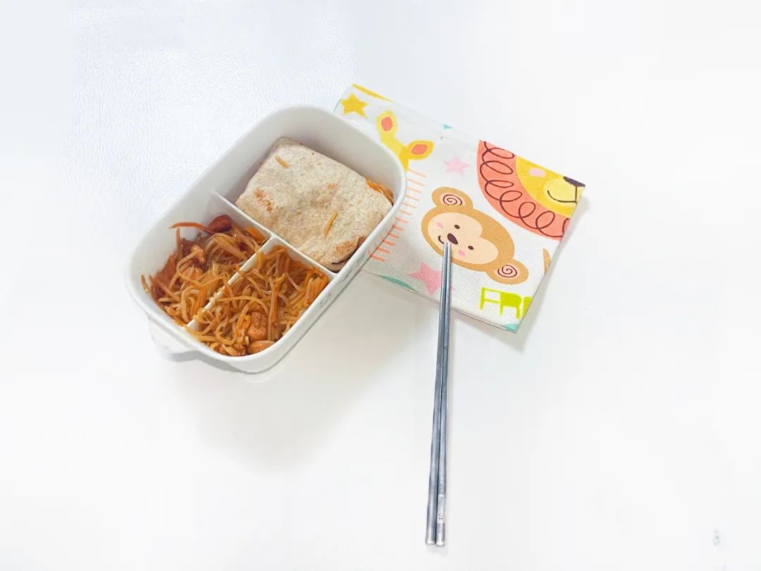 菜肉卷饼，料之多一个包不下