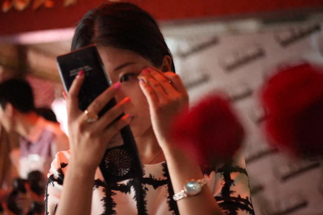 广州相亲会，女子被12人看中，最漂亮的没人理，男嘉宾：看她的背