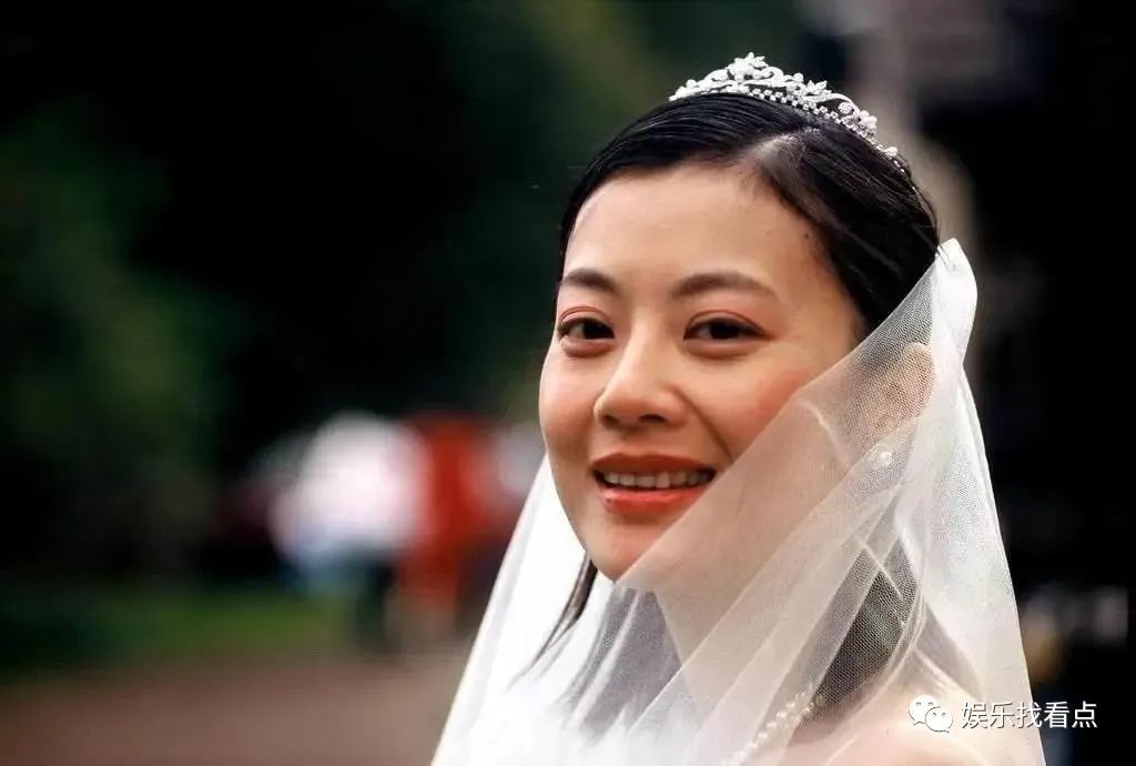 辞职央视、远嫁英国、生龙凤混血儿的前央视才女姜丰，如今啥光景