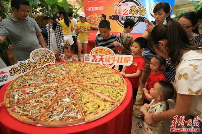 不服来战 必胜客湖南特推“轰天”辣牛披萨