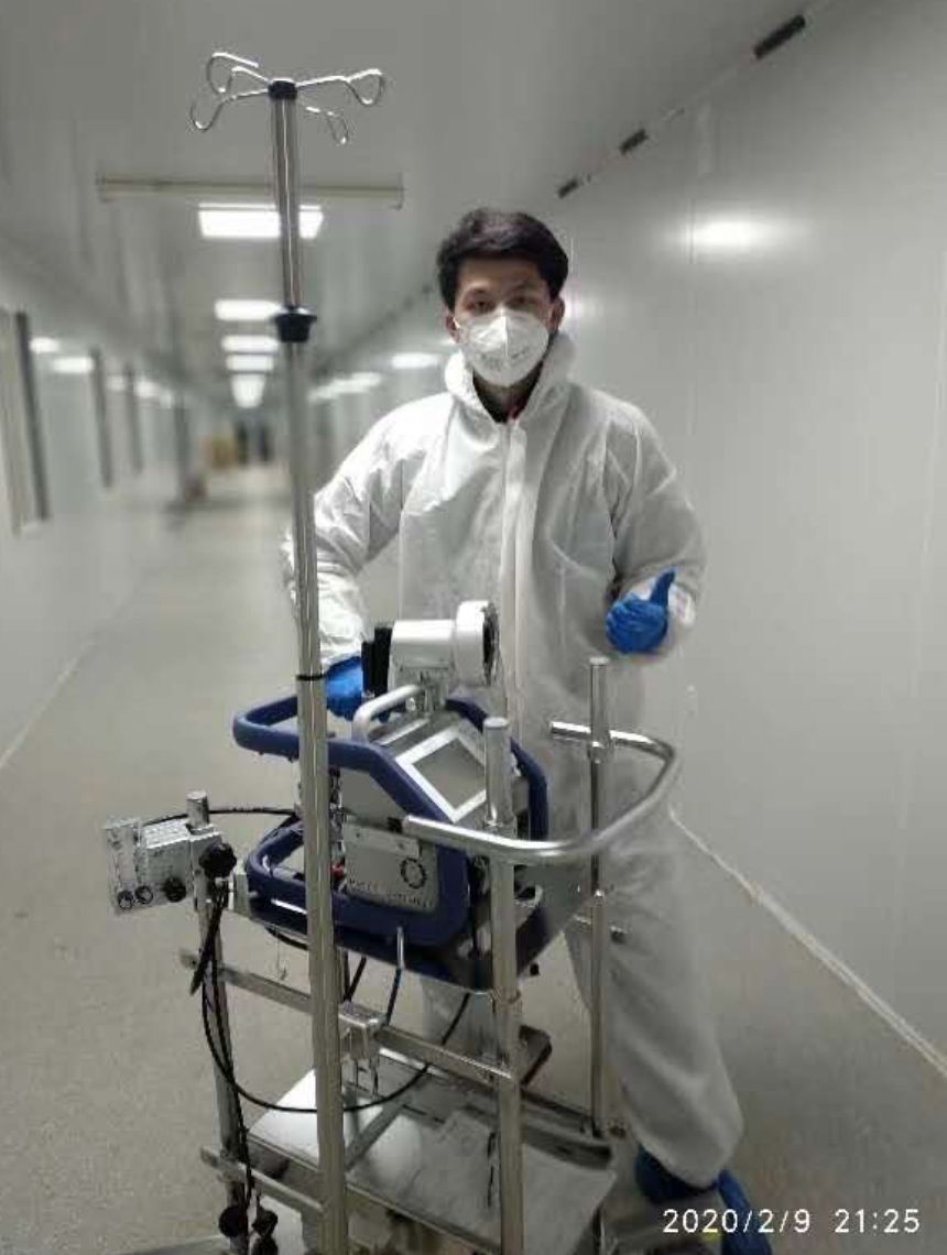 蚂蚁搬家式运物资，通宵安装15台呼吸机……他是全能志愿者