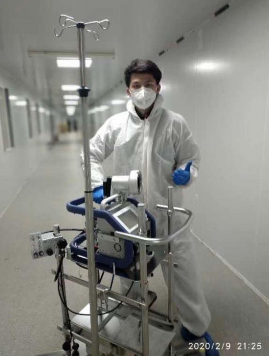他是全能志愿者：蚂蚁搬家式运物资 通宵安装15台呼吸机