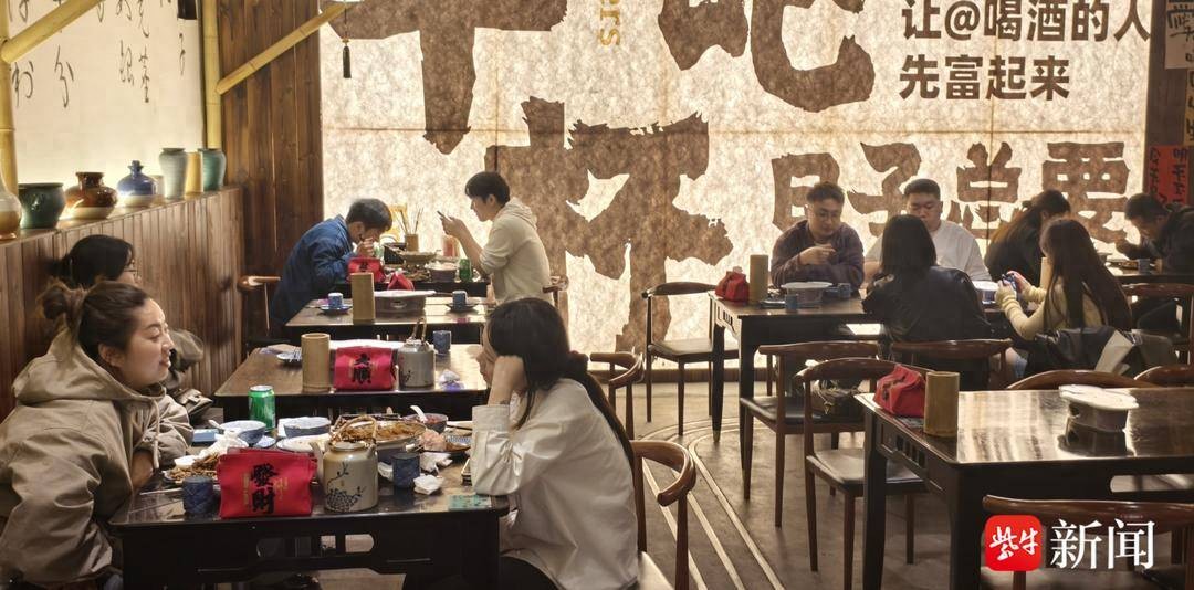 苏州一烧烤店推出“玫瑰烤串”走红网络，食客争相品尝感受别样浪漫