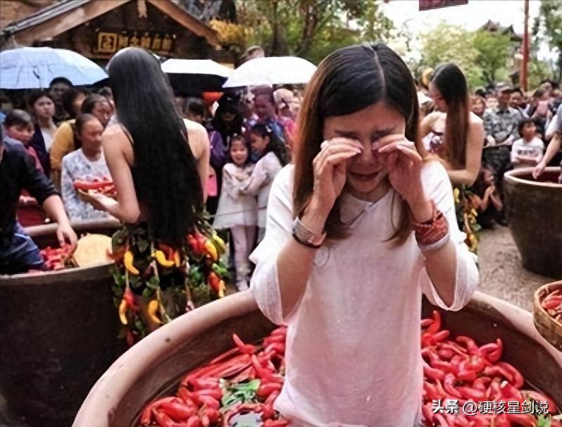 中国人没有韩国人能吃辣？博主带韩国人去吃川菜，一口下去就哭了