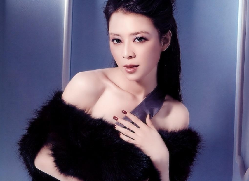 cctv2第一时间女主持人张静