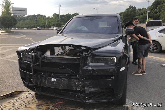 面包车与豪车相撞_男子撞上面包车_面包车撞豪车保险怎么赔