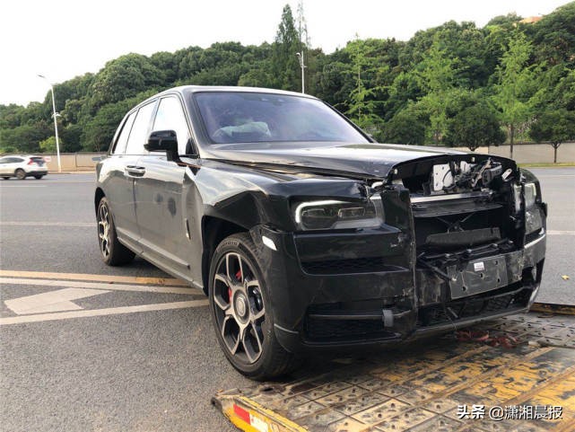 面包车撞豪车保险怎么赔_男子撞上面包车_面包车与豪车相撞