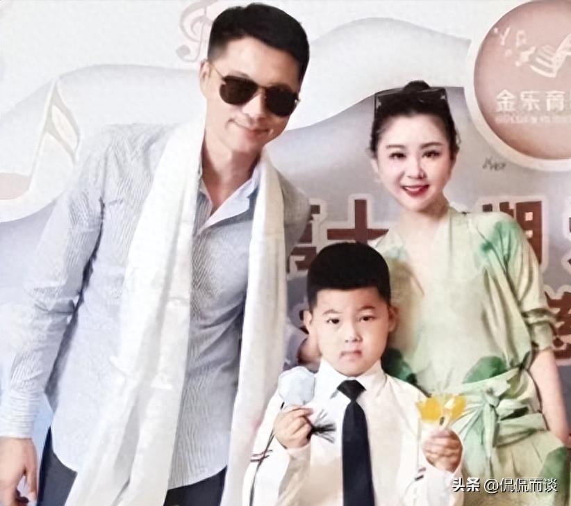 李小萌6岁儿子钢琴演出，王雷亲吻孩子超有爱，父子面相一模一样