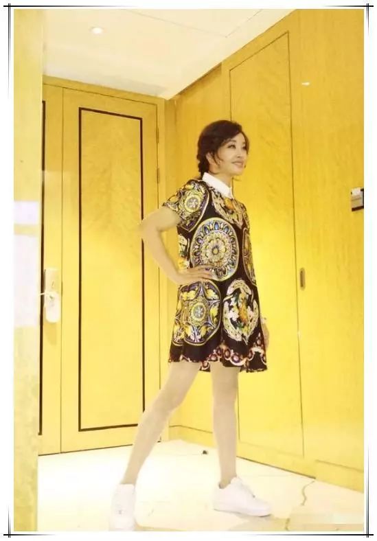 被刘晓庆这身段惊艳到了！穿公主风短裙美成花，你信她63岁了吗？