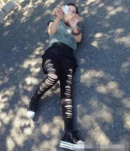 刘晓庆为扮嫩拼了！躺在地上玩自拍，网友：这裤子小姑娘都不敢穿