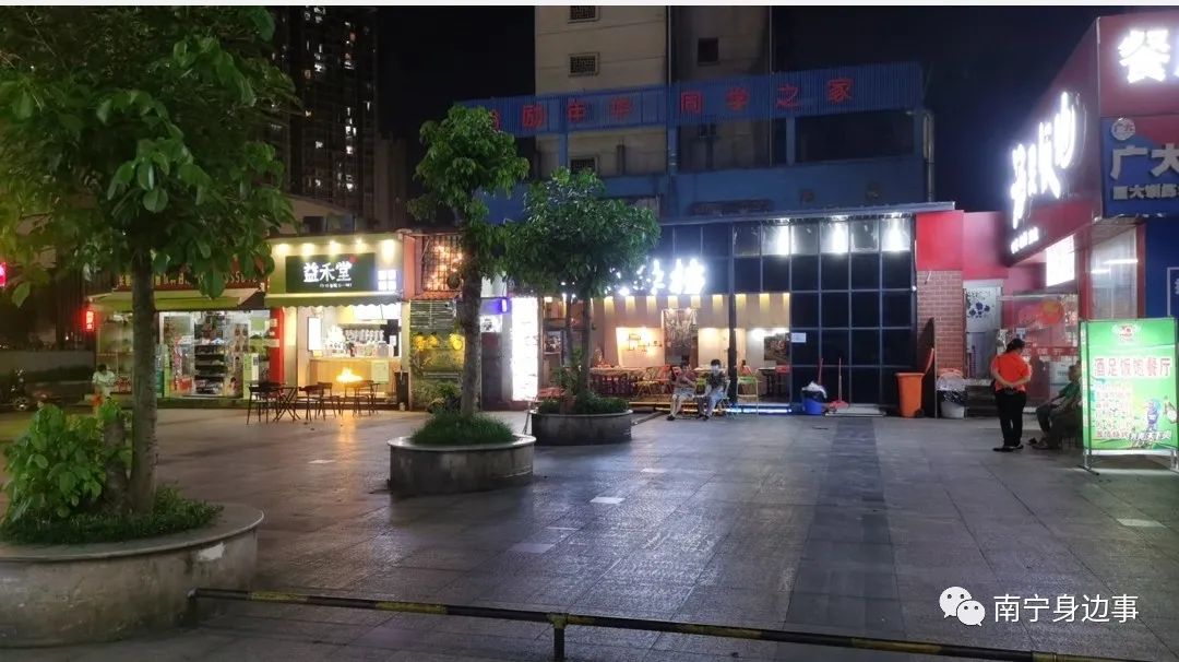 南宁食客的选择：不给摆露天夜宵摊后，室内的夜宵店变冷清了！