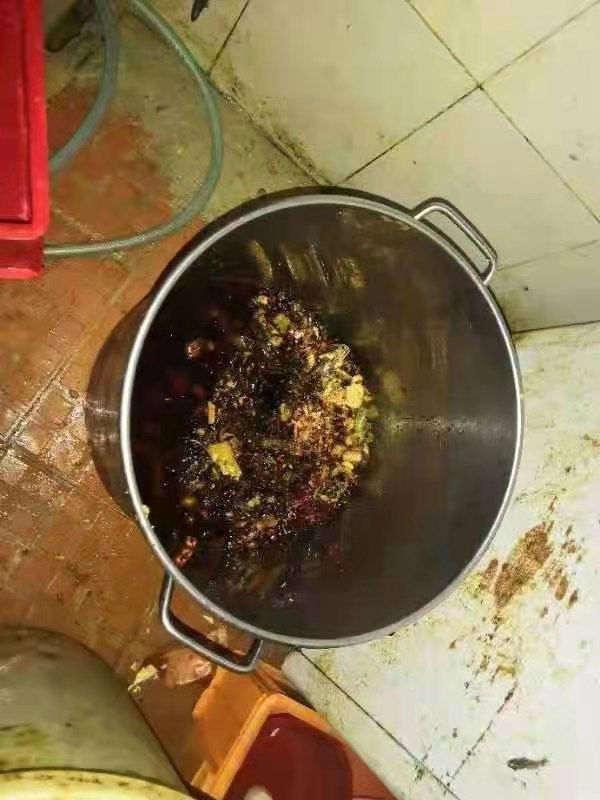 用“地沟油”做菜？深圳一烤鱼店被举报，多图直击后厨：油体粘稠发黑