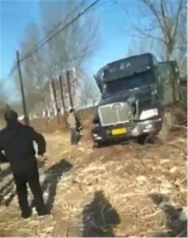 吉林省吉林市发生严重车祸，一辆大货车追尾大客车，现场一片狼藉