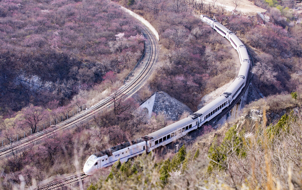 此生一定要坐一次的7趟火车，还有旅行中不可错过的风景