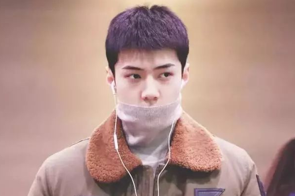 男生额头高适合什么发型？