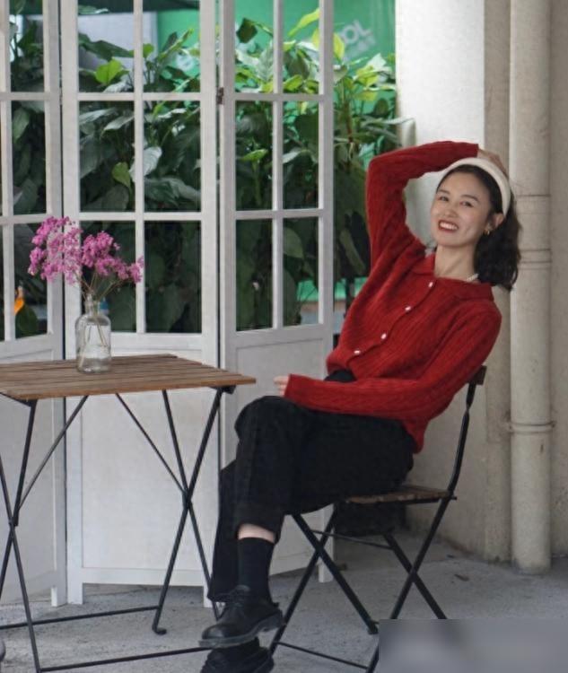 “针织衫+烟管裙”=2025开春最洋气显瘦的打扮，适合30~50岁女人