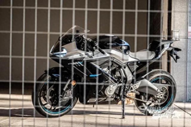 我最偏爱的国产仿赛就是它！试驾体验春风三缸675SR-R