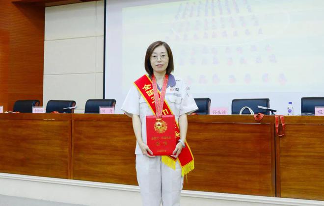 突破创新 巾帼力量 | 中车长客首席设计专家李雪飞荣获“全国五一巾帼标兵”称号