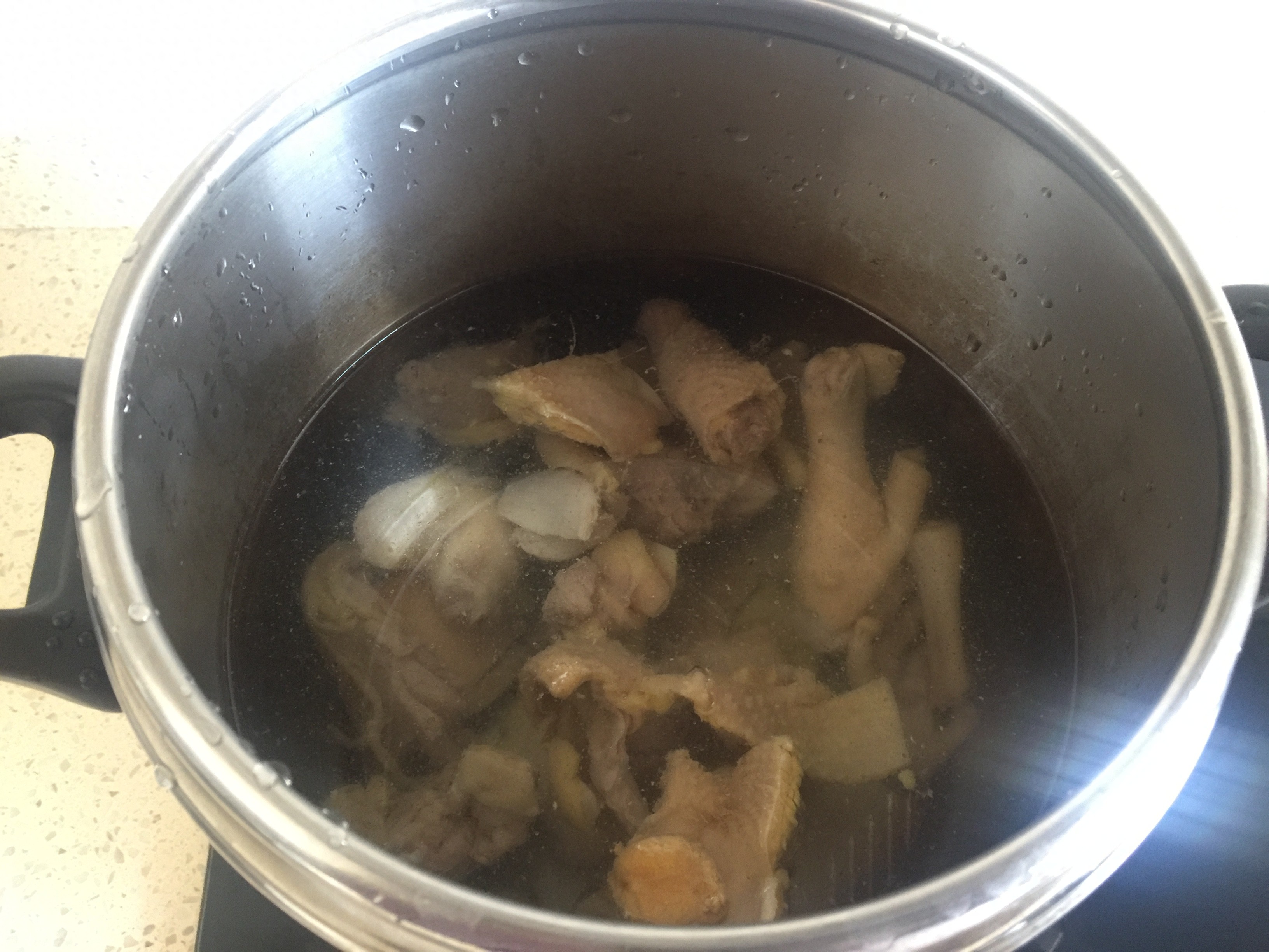 炖鸡汤时，切记这3点，汤鲜味美无腥味，营养滋补不油腻
