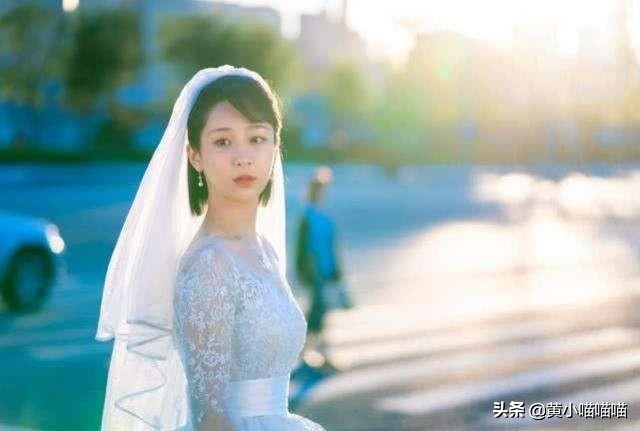 杨紫结婚照剧照，和谁都不高兴，唯独与他笑的眼睛都看不见了