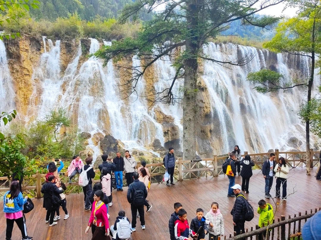 假期前三天1257万人次游四川，多个景区现“客满”丨万象四川 畅享双节