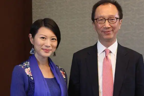 回顾梁锦松出席选举大会，娶小26岁伏明霞，因保姆车断送仕途生涯