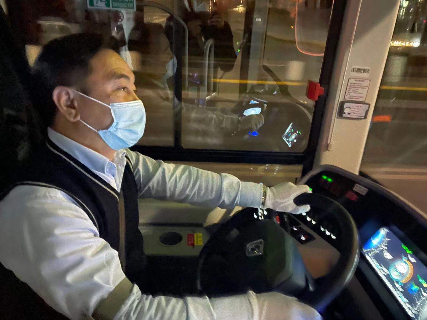 2020年最后的夜晚，上海夜宵公交上的B面人生