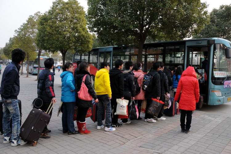 “打拼一族”将踏上返乡之旅回家过年，久事公交“配套服务”实实在在