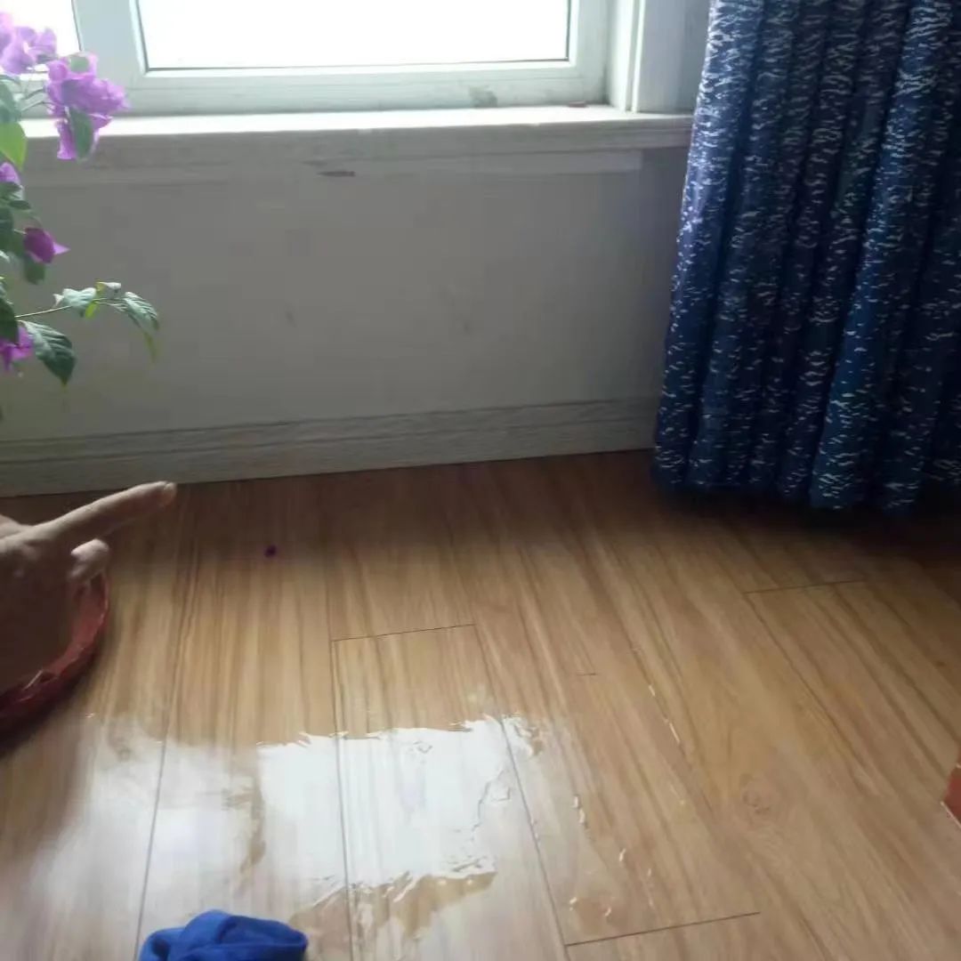 启翰苑小区某户房屋漏雨 相关部门处理效率不高