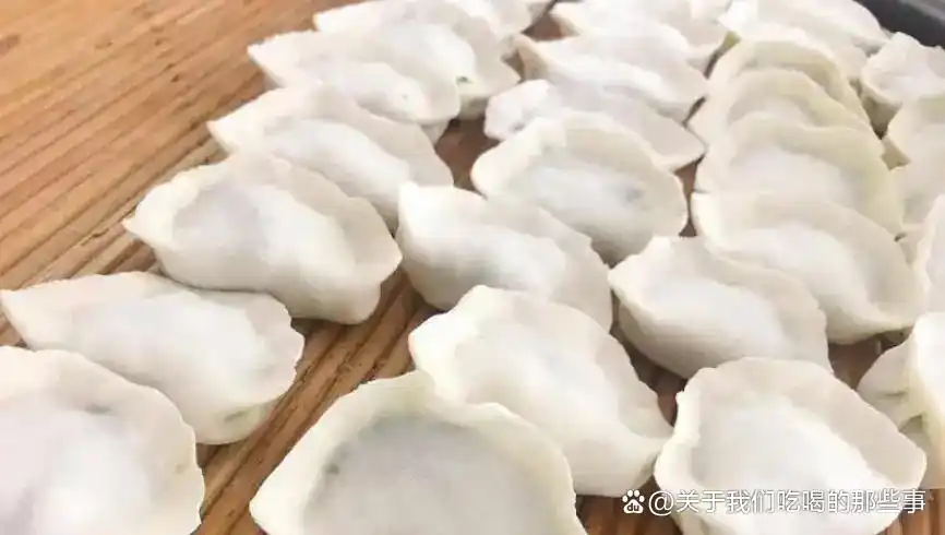 煮饺子，不要直接开水下锅，记住这3点，饺子不破皮不粘连还好吃