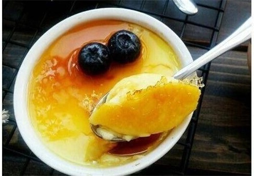 为懒人准备的牛奶鸡蛋布丁做法，不用蒸不用烤，食材步骤极简单