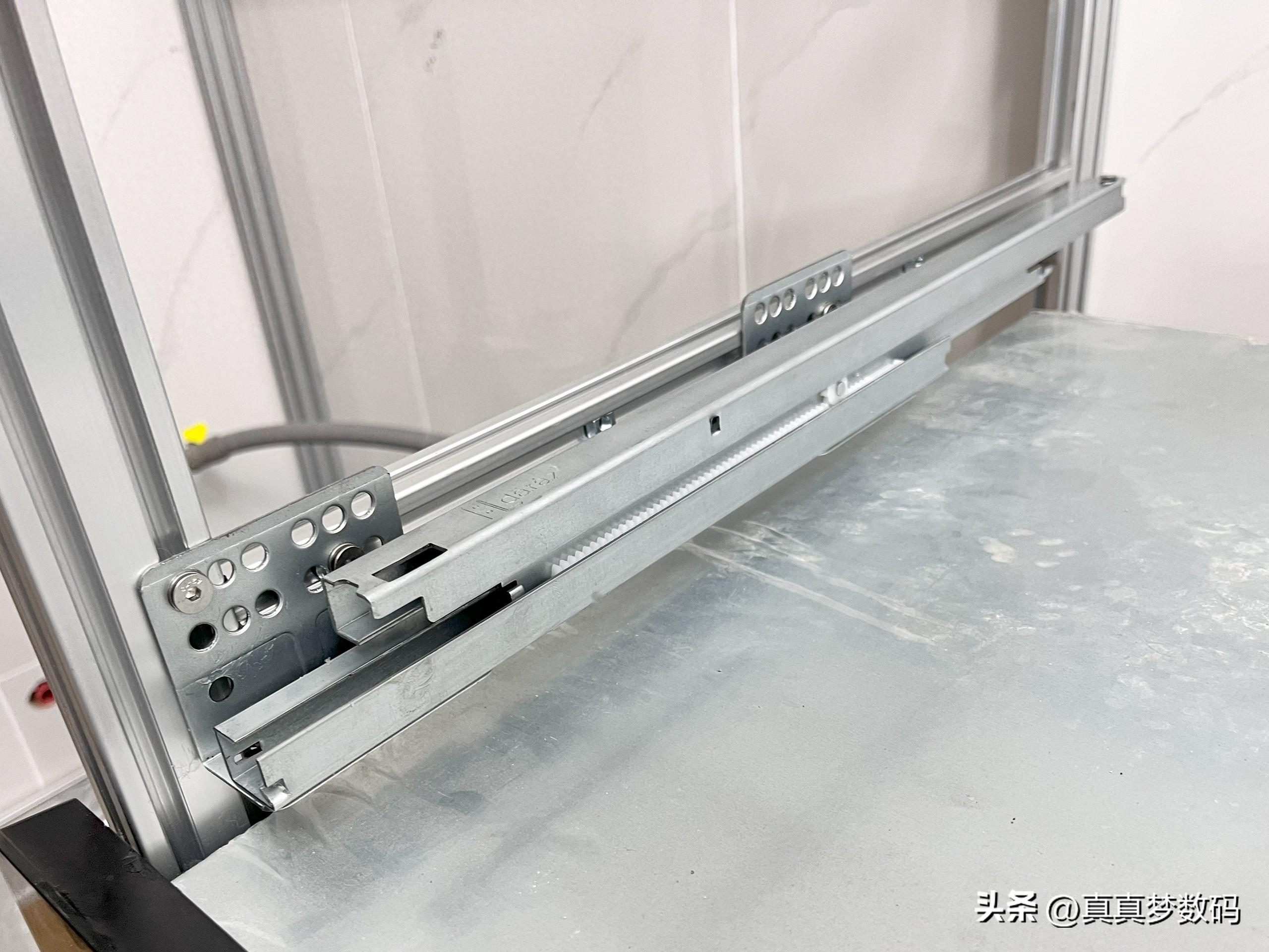 DIY铝型材橱柜篇2:安装石英石台面、拉篮、调料抽、骑马抽全过程