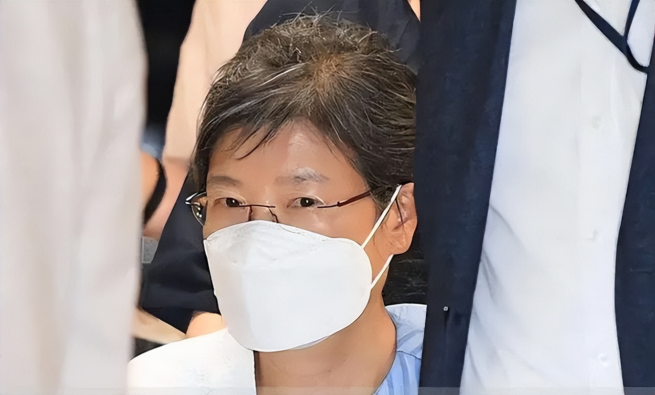 朴槿惠监狱生活，不出门不在公共区域洗澡，拒绝见家人住12平单间
