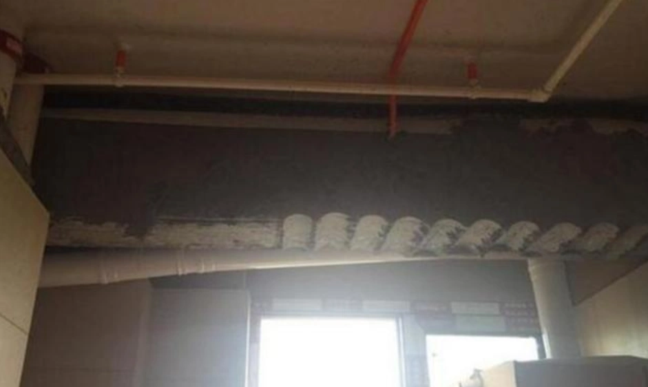 卫生间顶部有梁，业主都急坏了，不过师傅只用一招就解决了