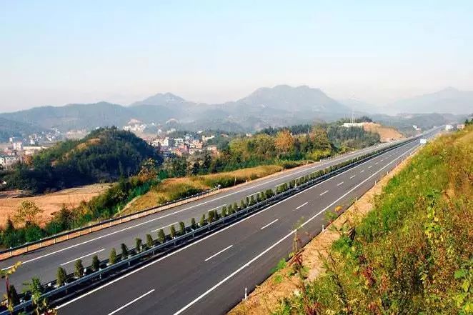 景婺黄高速公路穿越赣浙皖三省的黄金旅游带，全国第一条生态路，挽起华东最美山水的绿色大道！