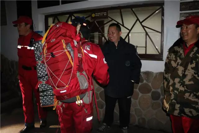 历经11小时的营救，14名被困驴友顺利下山