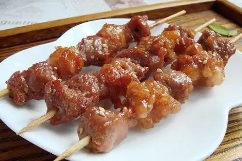 烤肉串时，只加盐腌是不行的！多加一步，烤肉软嫩入味，焦香四溢