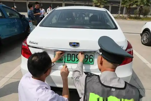新车还可以用旧车牌吗？交警：符合这4个条件，可以“互换车牌”