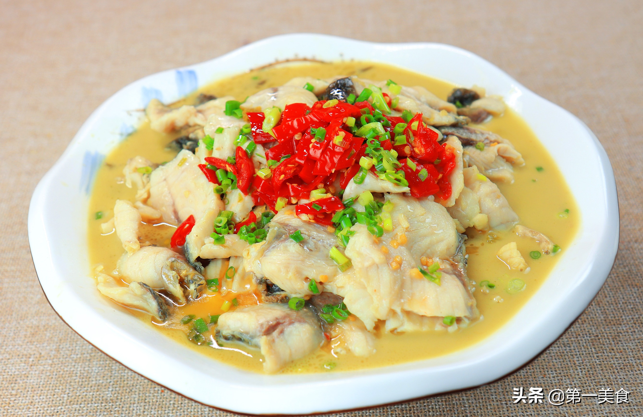 厨师长教你酸菜鱼做法，从处理到成菜讲解详细，鱼片鲜嫩无腥味