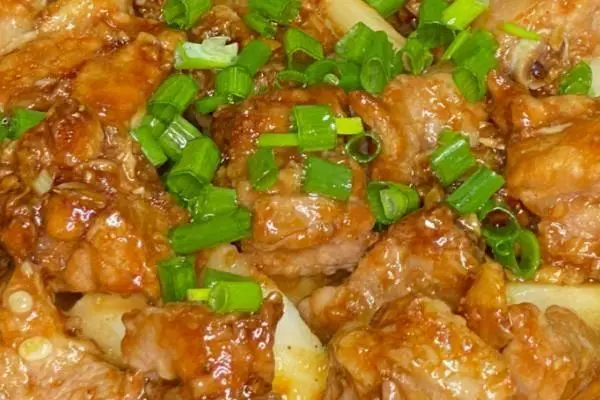 蒸排骨，粤菜中的经典家常菜，鲜嫩多汁、原汁原味的特点深受喜爱