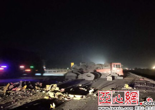新疆一货车跑丢轮胎失控撞上护栏