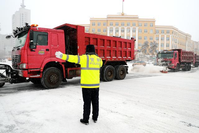 哈尔滨1700余名警力、200台警车暴雪中坚守护航