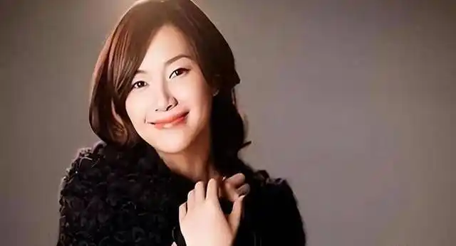 她私生活多混乱？与成龙深夜醉吻！著名作家为她离婚