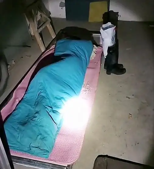 北京一打工女孩没钱住宿，地下室打地铺睡觉，身上仅盖一层薄被