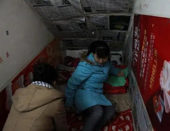 揭秘北京地下室生活：繁华的高楼下隐藏的是百万贫民窟！