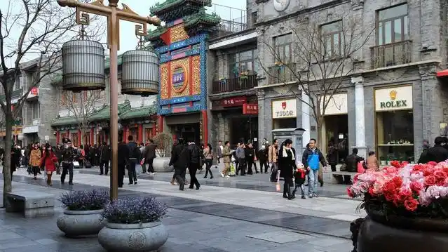 每逢夜幕降临，就有100万人从北京街道消失，去了隐秘的地下世界