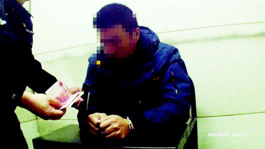 乘警从对面乘客袜子里搜出1300元