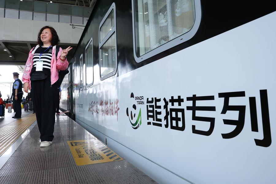 “多彩贵州号”中国贵阳-老挝万象旅游专列首发