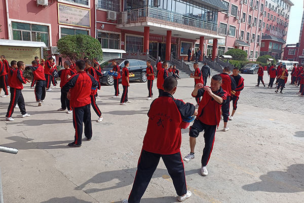 嵩山少林寺文武学校学费怎么收？一年交多少钱学费？